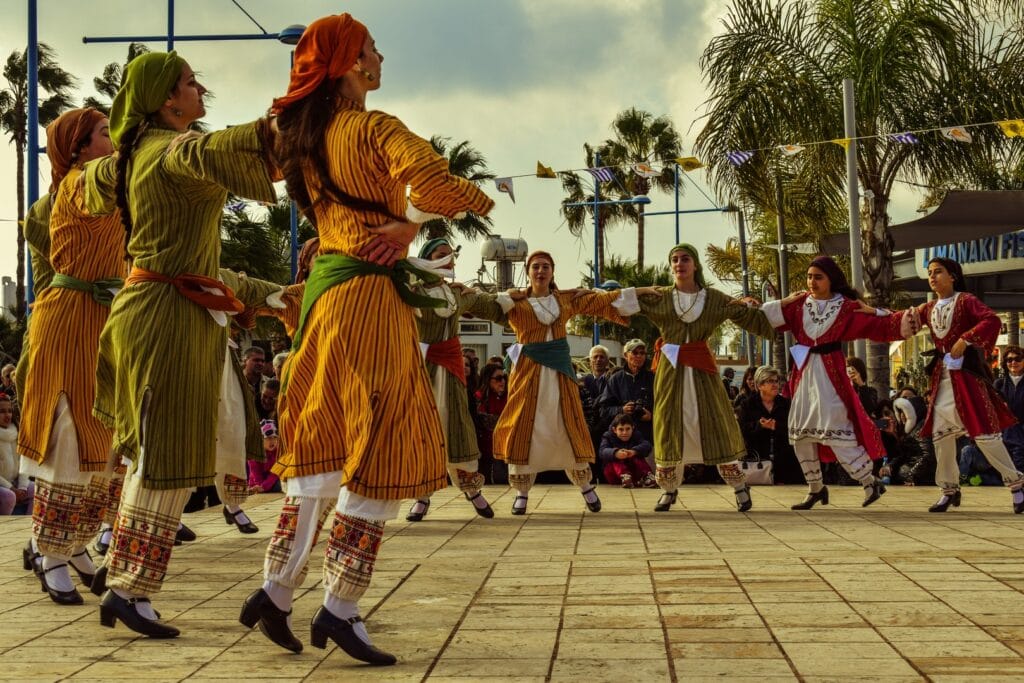 Traditionele Cypriotische dansers in kleurrijke klederdracht tijdens het Kataklysmos Festival in Cyprus