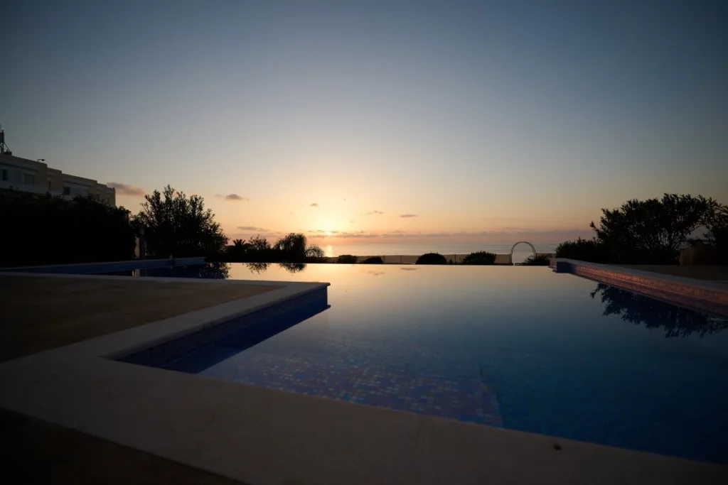 Zonsondergang vanaf zwembadzijde Olymp Luxury Villa C