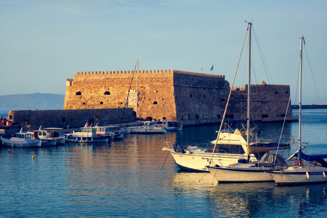 Venetiaans kasteel in Heraklion en afgemeerde vissersboten, Paphos, Cyprus